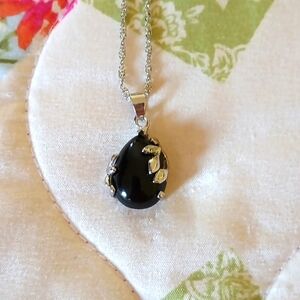 Very pretty silver necklace with faux Onyx